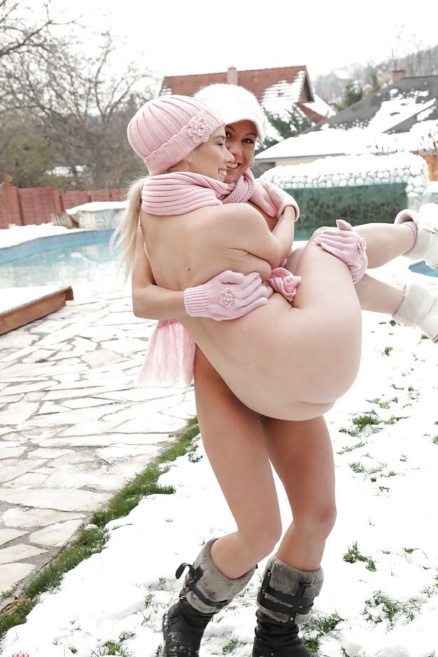 16P Nikky Thorne se divierte desnuda con su amiga al aire libre