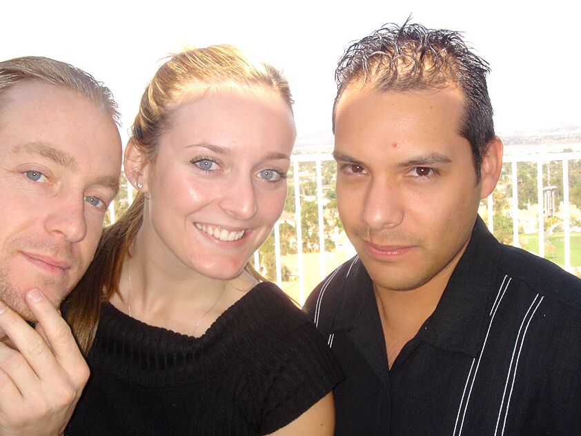 17P La asiática Roxy Jezel y la MILF tetona Kelly Madison se desnudan, se abrazan y se duchan