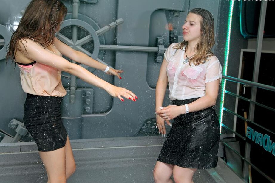 16P Mulheres europeias dançam enquanto o sprinkler encharca suas roupas