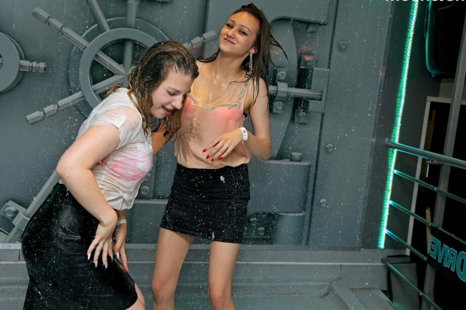 16P Mulheres europeias dançam enquanto o sprinkler encharca suas roupas
