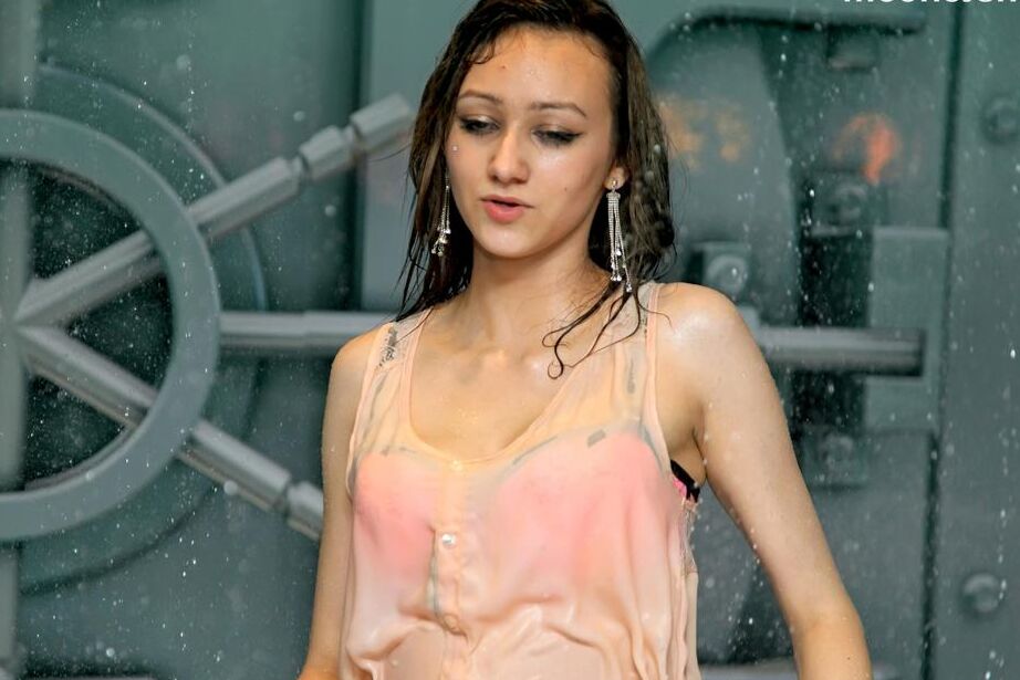 16P Mulheres europeias dançam enquanto o sprinkler encharca suas roupas