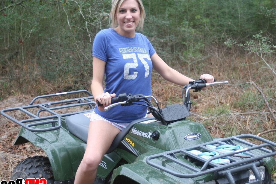 12P Becky, adolescente do Texas, mostra seu corpo perfeito enquanto fica nua no ATV