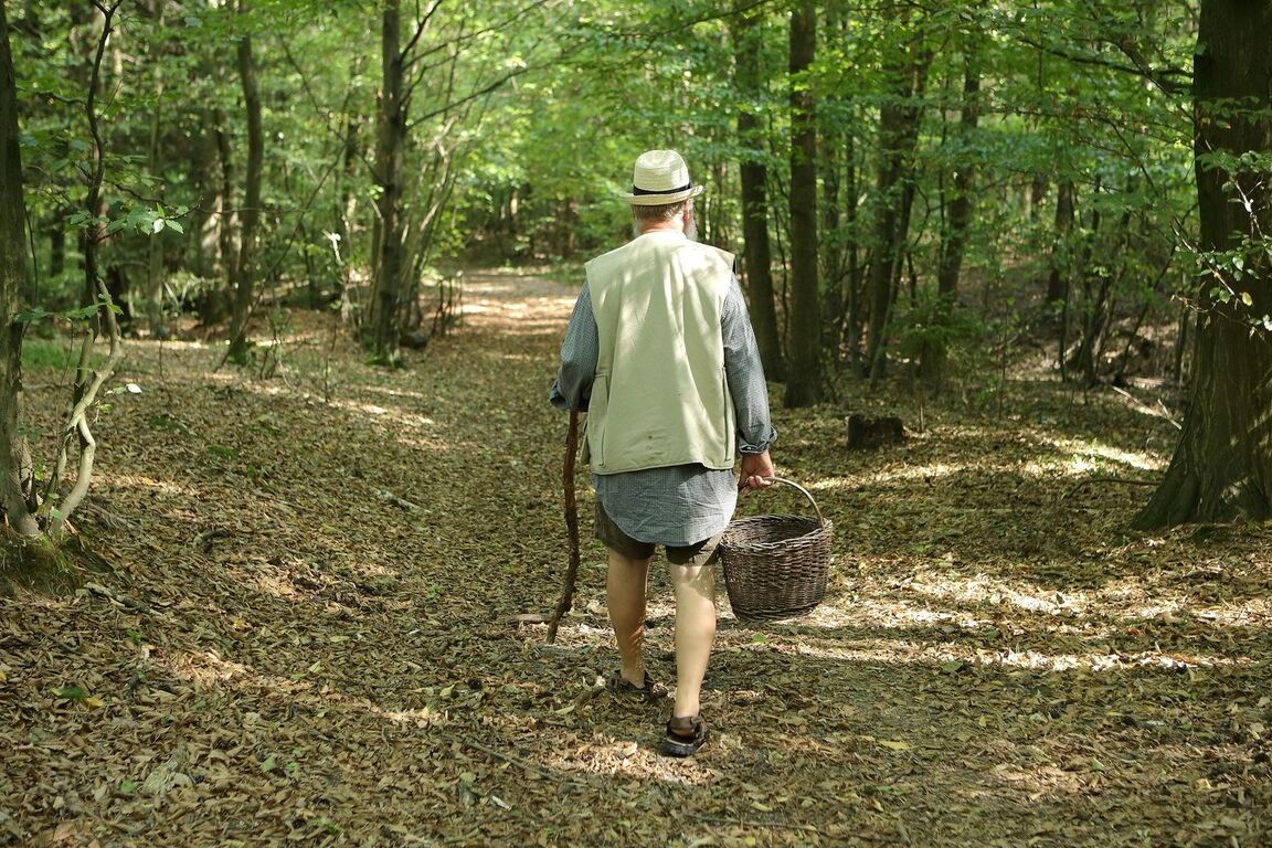 16P La jeune blonde Lovita Fate se fait baiser par un vieil homme en camping