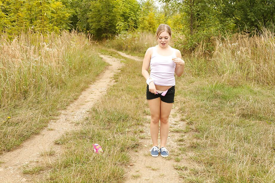 16P La jovencita de tetas pequeñas Alessandra se masturba al aire libre en el bosque