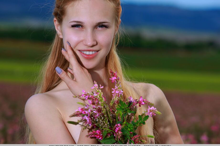 18P Kendell posiert zwischen den Blumen und entblößt ihren cremigen, schlanken Körper