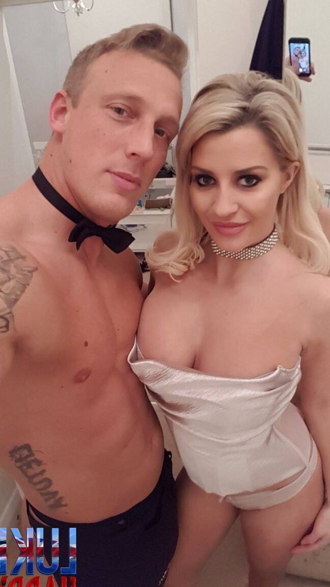 21P Stunner Sienna Day pose dans sa lingerie chaude avant de se faire jouir la chatte