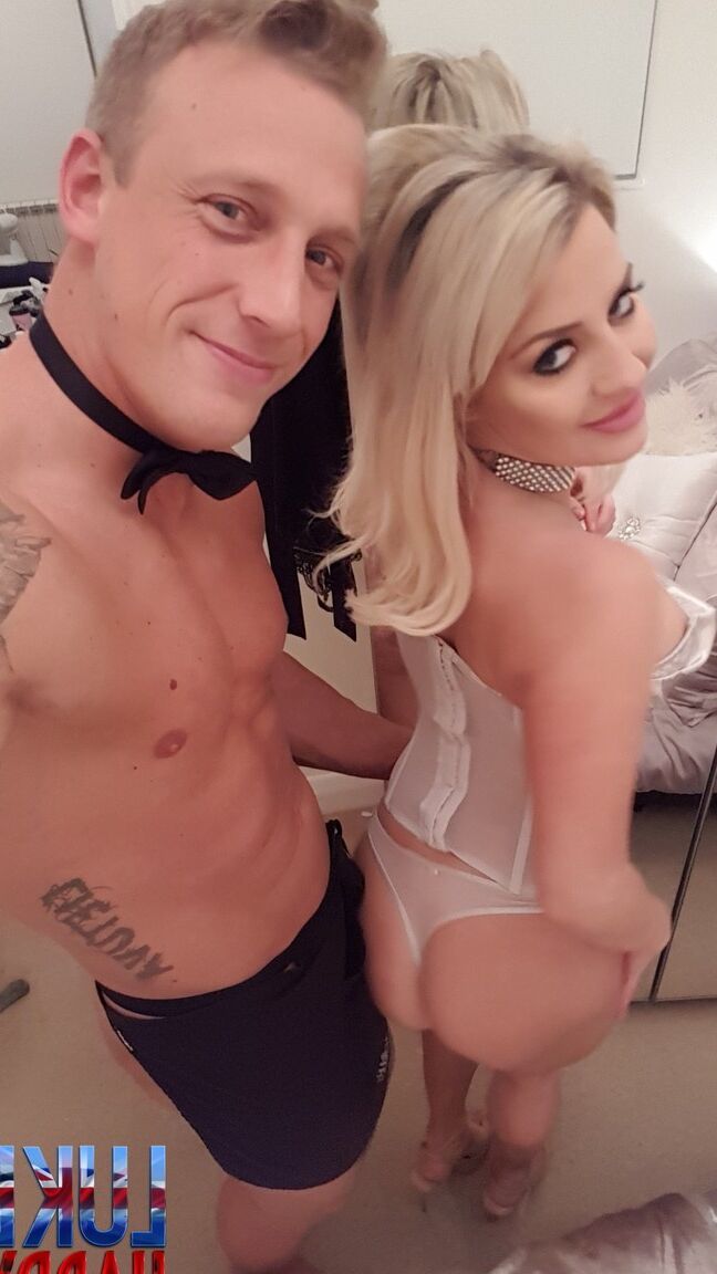 21P Stunner Sienna Day pose dans sa lingerie chaude avant de se faire jouir la chatte
