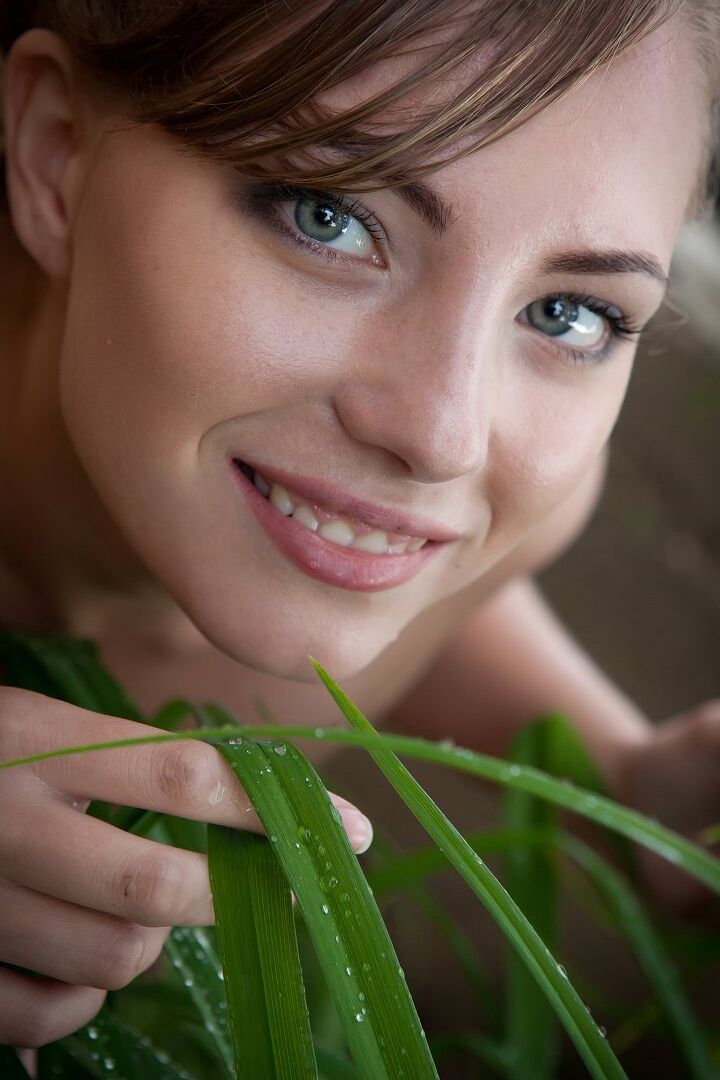 16P Pacote quente Tami P da carinha sorridente exibindo bunda gostosa