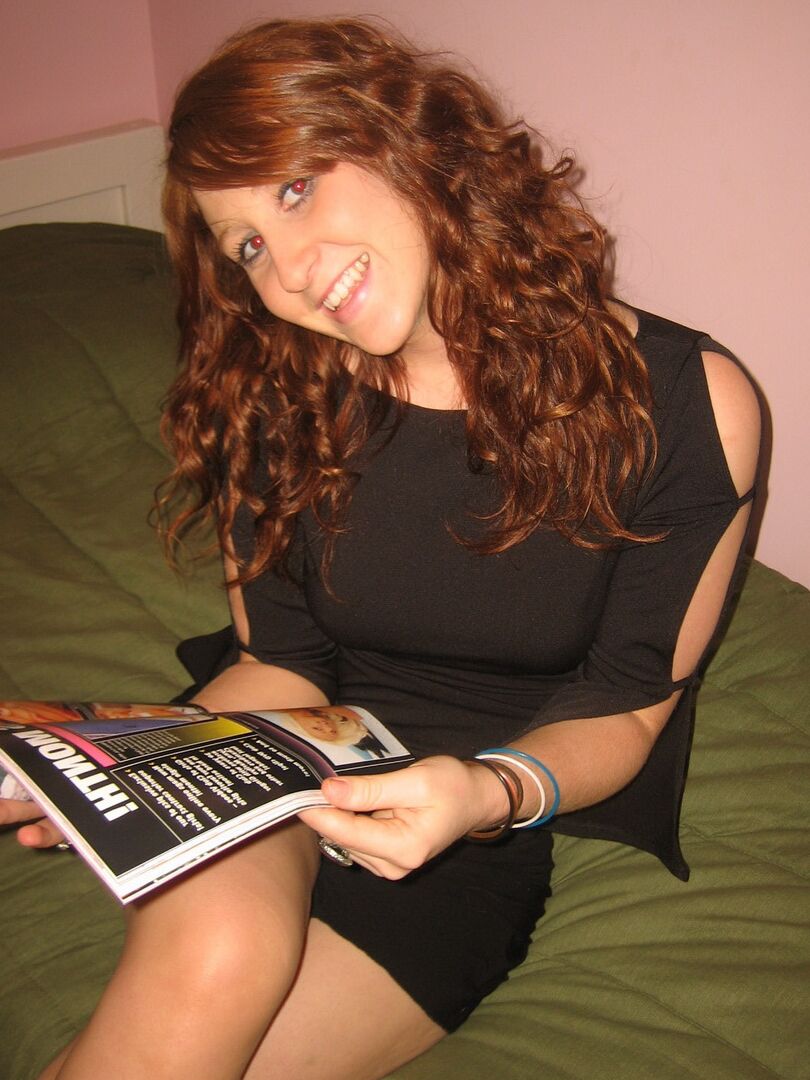 12P La adolescente pelirroja super cachonda Ruby se frota el coño mojado mientras mira una revista porno