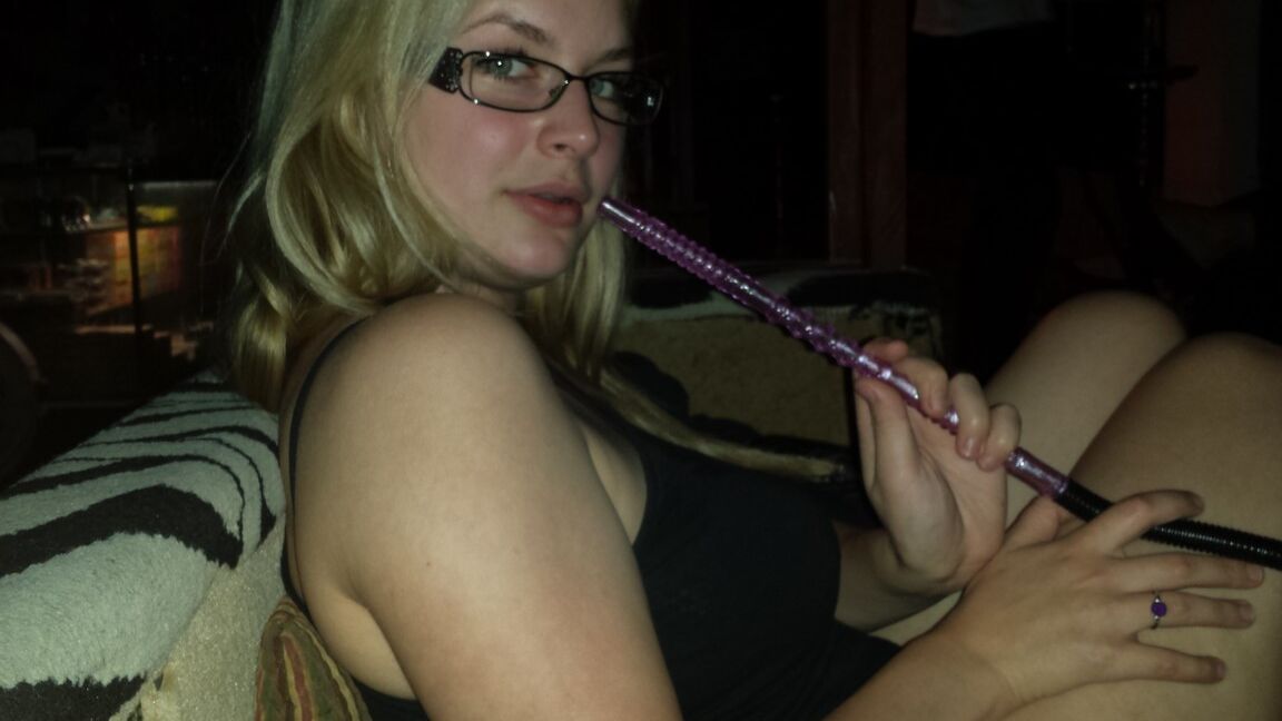 12P Danielle, amatrice blonde, montre ses gros fesses et ses seins pendant ses vacances