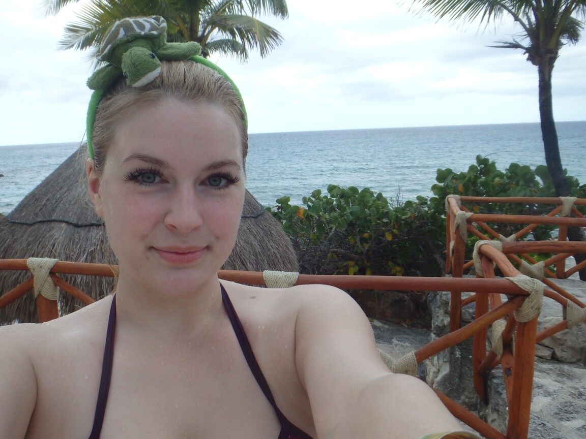 12P Danielle, amatrice blonde, montre ses gros fesses et ses seins pendant ses vacances