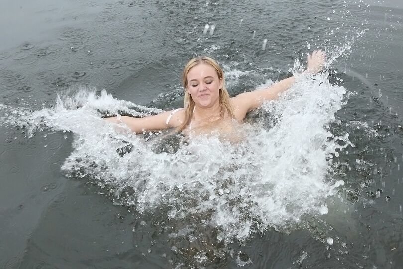 16P Une blonde lubrique aux petits seins se fait défoncer hardcore sur le bateau