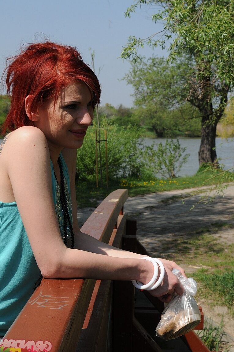 18P Geile rothaarige Teenagerin Grety gibt einen Rimjob