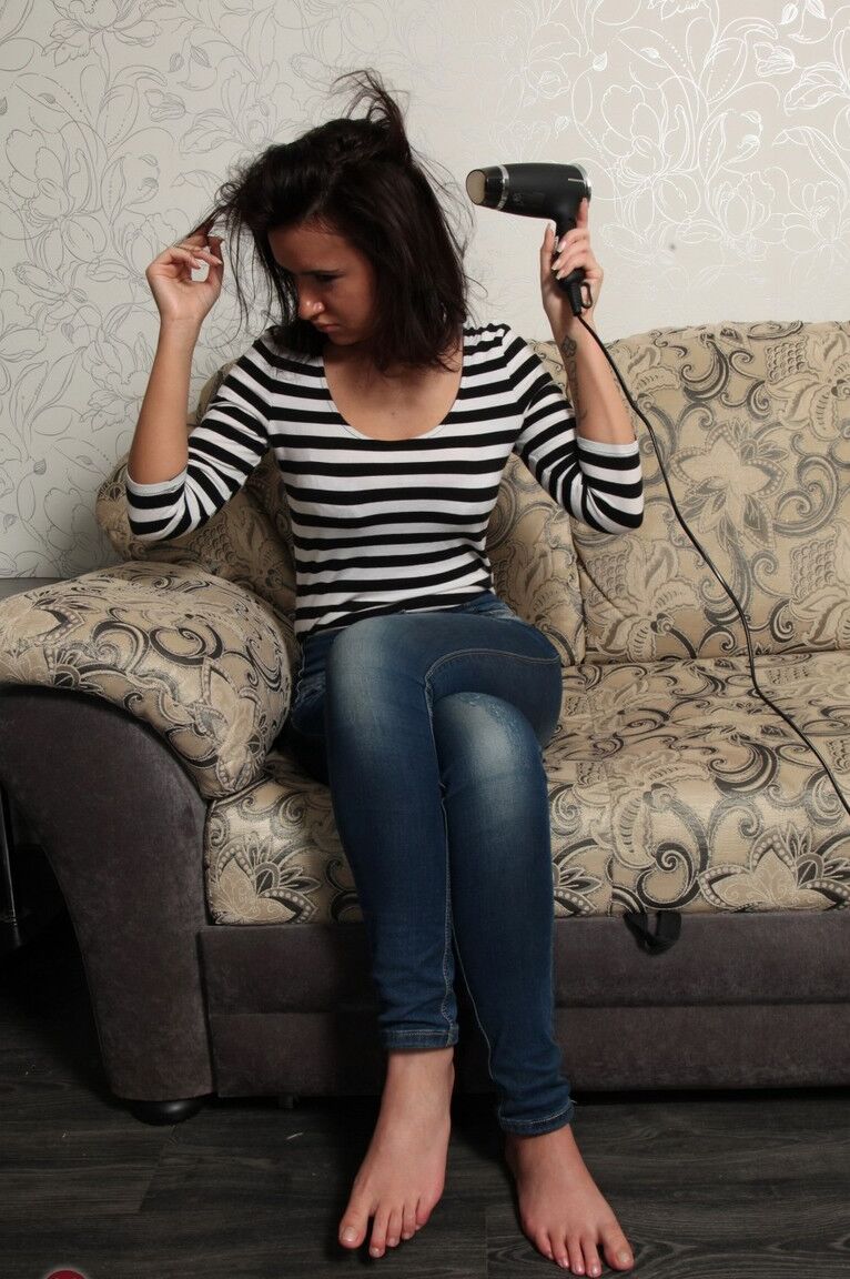 21P Katalina, naturalmente peituda, perde a roupa e esfrega sua vulva peluda