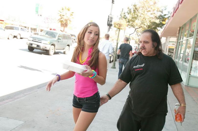 12P Jovem branca faz sexo com o famoso pornstar Ron Jeremy usando meias até os joelhos