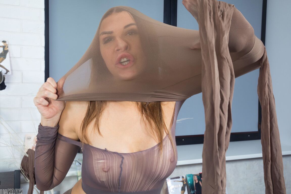 16P A linda Paulina Soul se adorna com muitas camadas de meia-calça