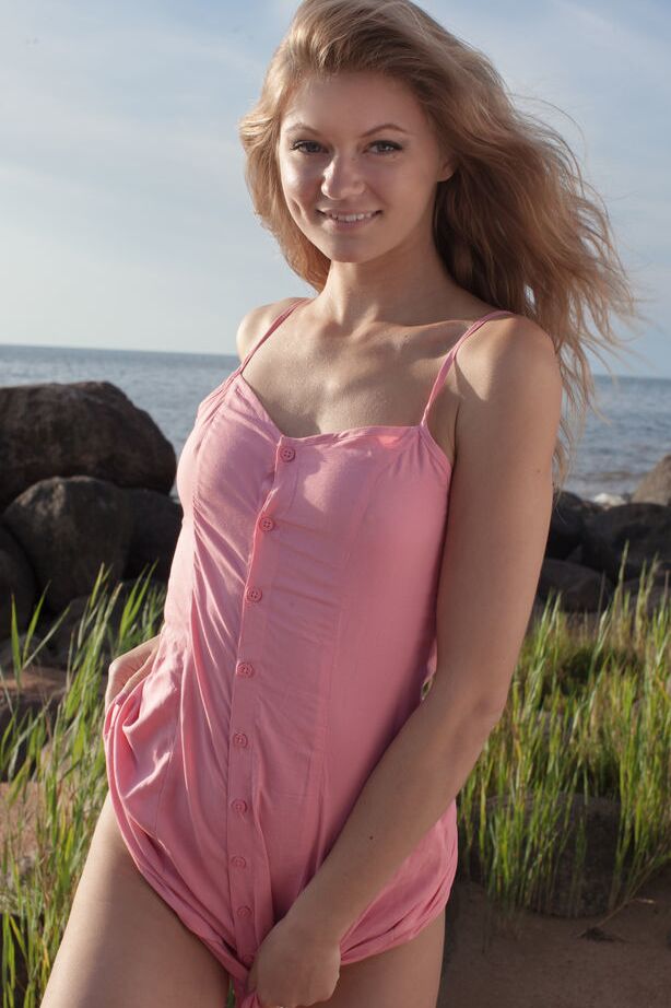 18P Beach babe Patritcy Uma revelando pequenos seios adolescentes ao ar livre para fotos glamorosas
