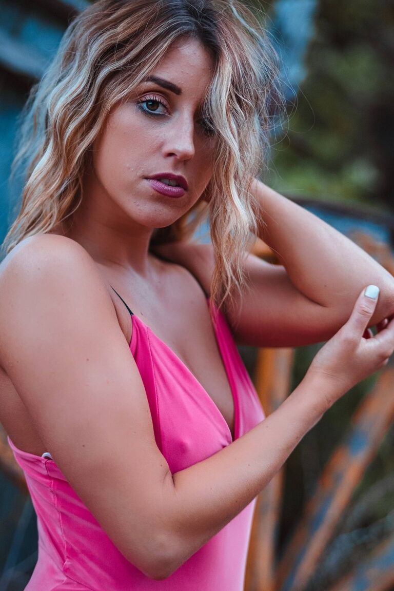12P A bela tatuada Frankie Hollywood expõe seus seios naturais em calcinha