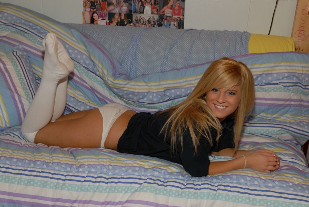 12P Une étudiante aux cheveux blonds lui montre ses seins et ses fesses dans des chaussettes OTK