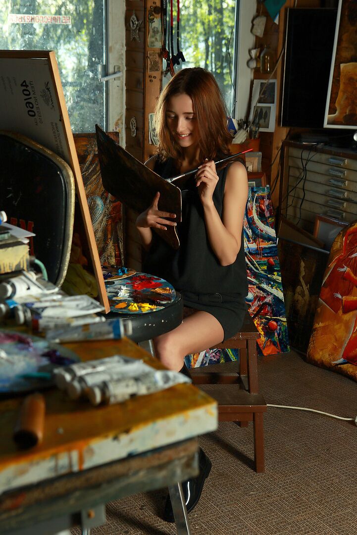 12P Natural redhead sets her great body free while painting at an easel