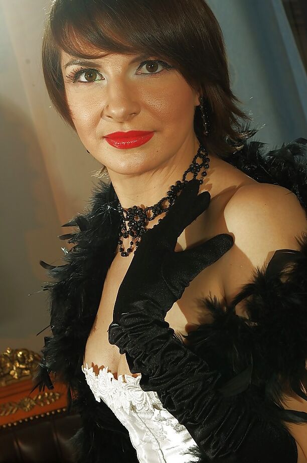 16P Glamouröse brünette MILF zieht sich aus und spielt mit ihren Sexspielzeugen