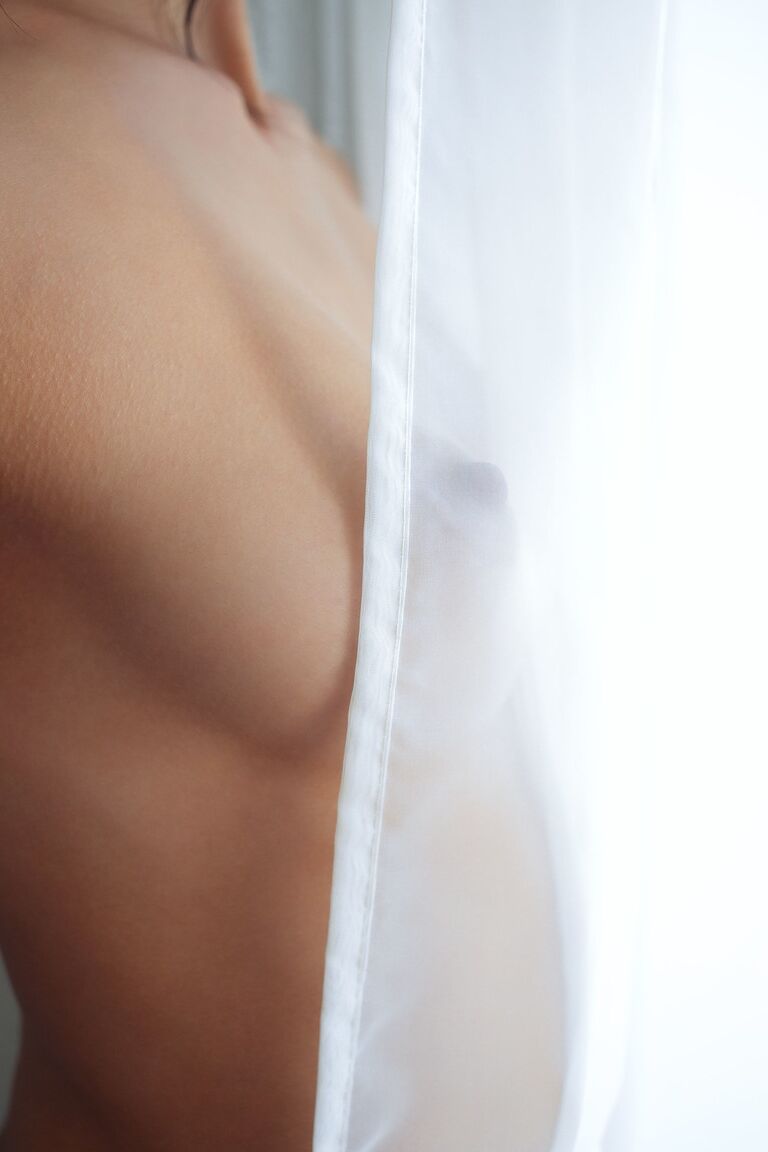 17P Gostosa com peitos empinados Riccarda A exibindo pernas e pés sensuais em meias