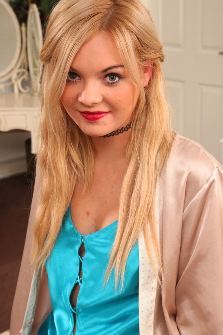 21P Die zierliche Teenagerin Scarlette Matthews stellt ihre kleinen Titten in ihrem Schlafzimmer zur Schau