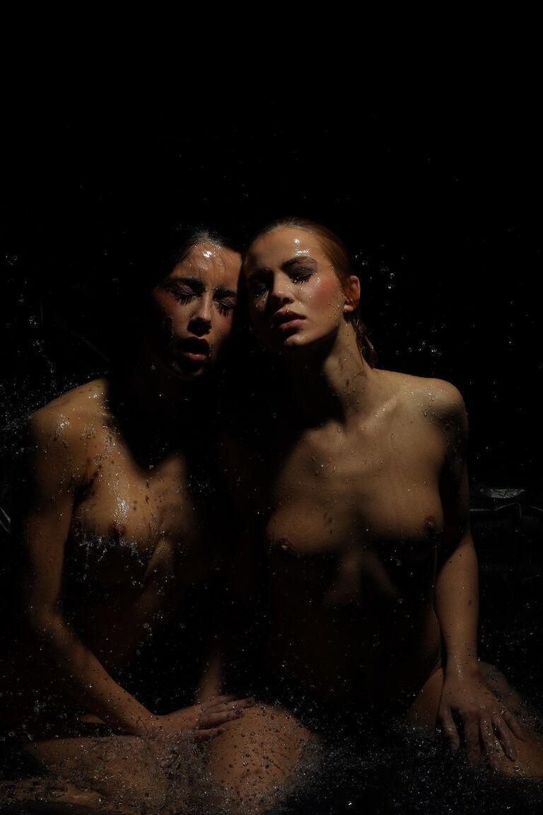 Die 21P-Stunnerinnen Anna Rose und Cherry Kiss lassen sich im Dunkeln in die nassen Fotzen ficken