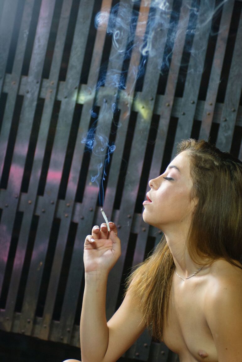 21P Cutie Gigi Rivera revela seus peitos minúsculos antes de se masturbar