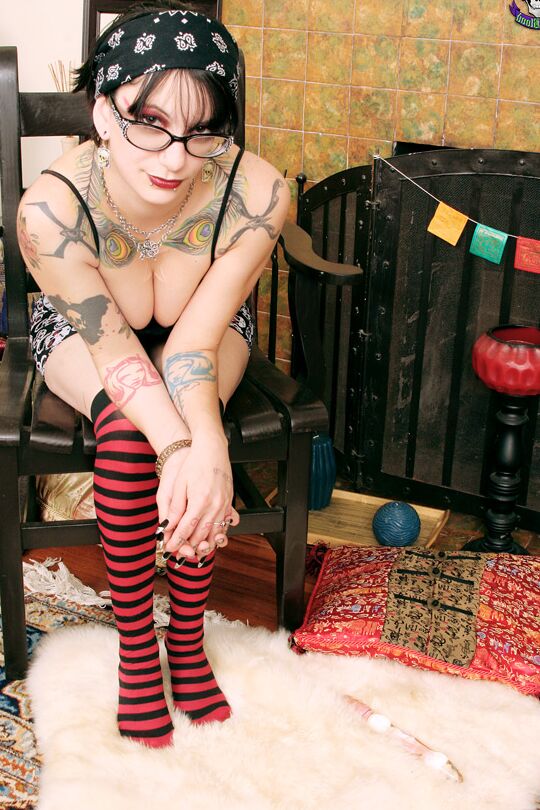 16P A garota com tinta Bella Vendetta mostra sua buceta com piercing em meias listradas OTK