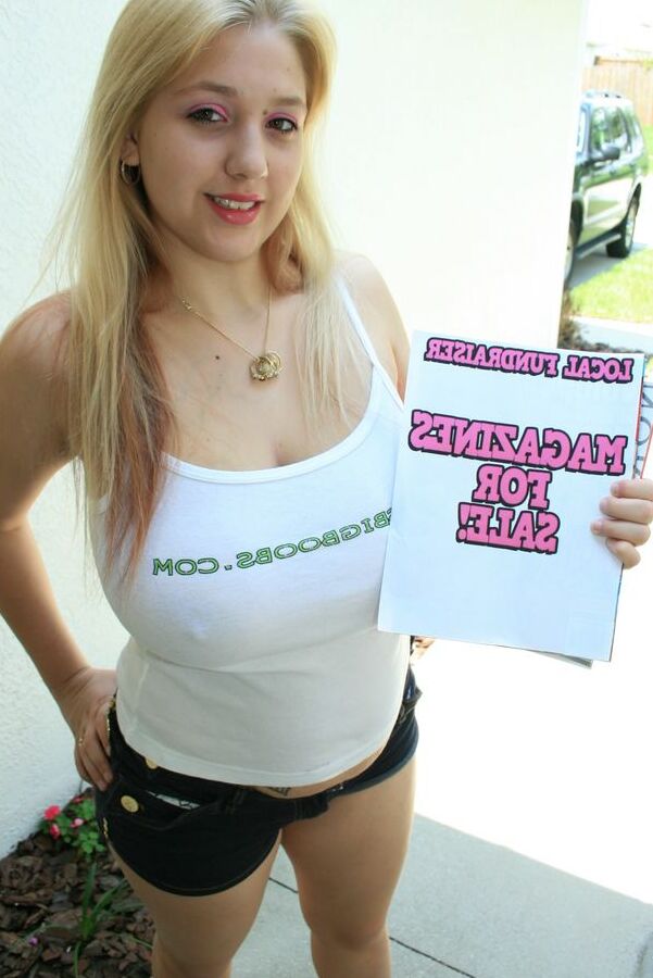 16P Rubia adolescente sucia descubriendo sus enormes tetas con pezones duros