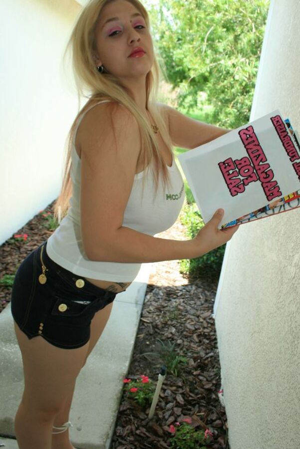 16P Rubia adolescente sucia descubriendo sus enormes tetas con pezones duros