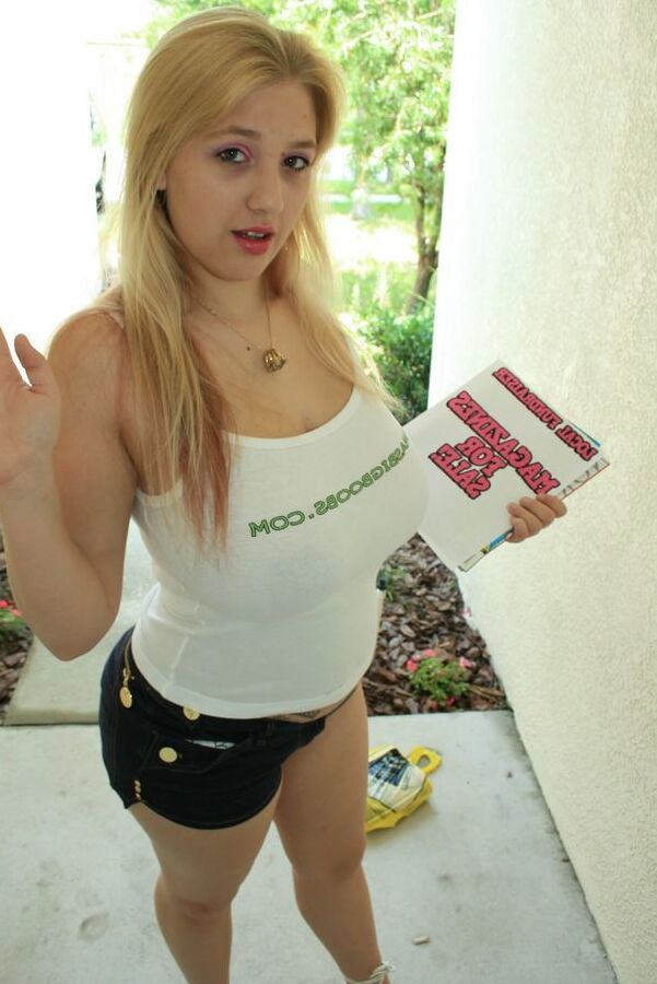 16P Rubia adolescente sucia descubriendo sus enormes tetas con pezones duros