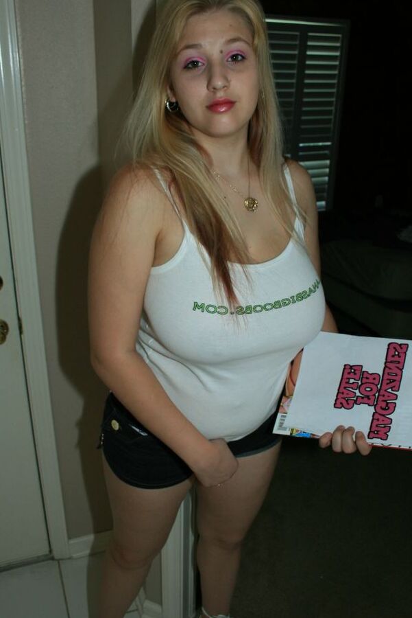 16P Rubia adolescente sucia descubriendo sus enormes tetas con pezones duros