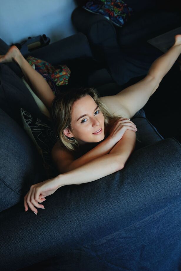 16P Susana Gil, une adolescente totalement nue, montre sa chatte lors d'un gros plan.
