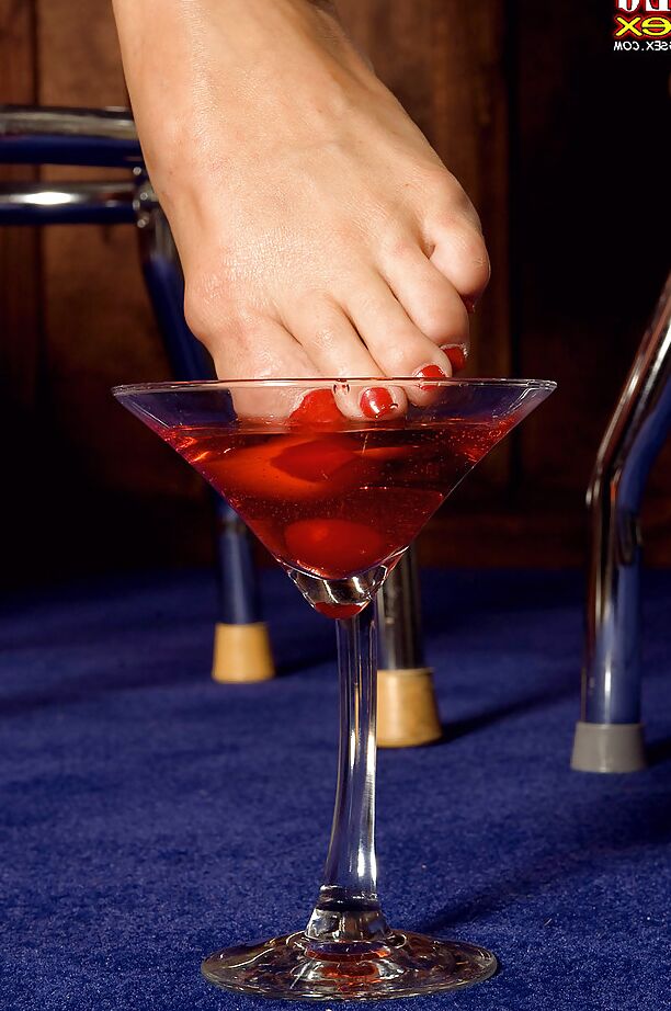 Die 16-jährige brünette MILF mit falschen Titten Krista Kaslo spielt ein Fußfetisch-Solo an der Bar
