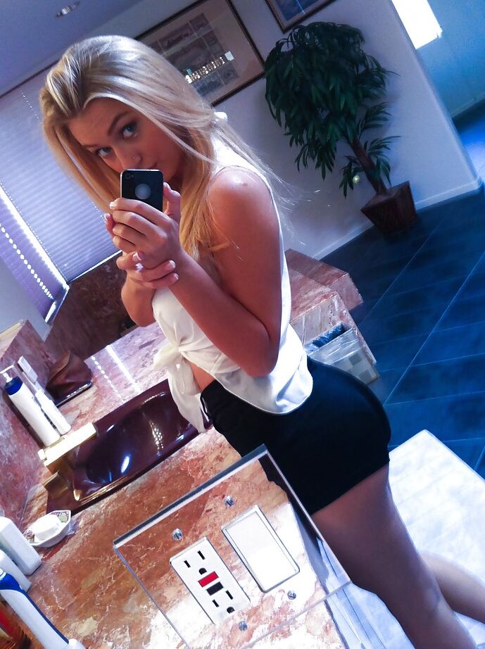 16P Das verführerische blonde Babe Natalia Starr enthüllt ihre wunderschönen Kurven