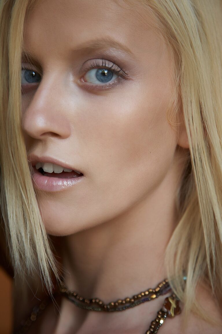21P A modelo esbelta Kasia posa nua e exibe sua vagina apertada no chão