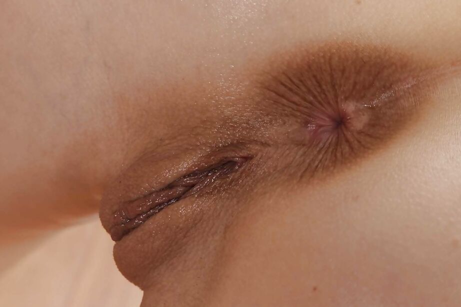 16P Blonde européenne baisable aux gros seins se déshabillant et écartant les jambes