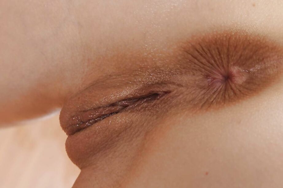 16P Blonde européenne baisable aux gros seins se déshabillant et écartant les jambes