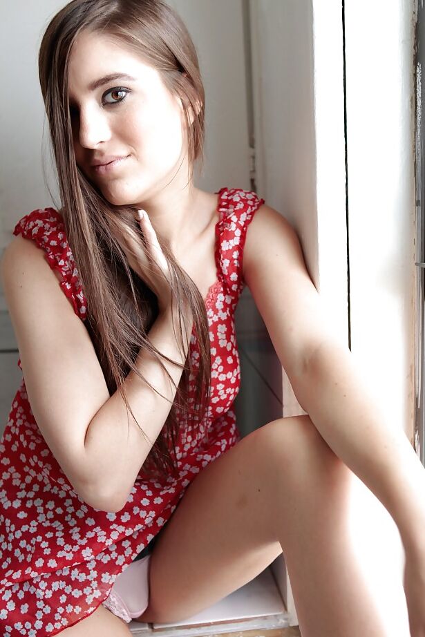 16P La increíblemente encantadora Zarena Summers se quita el vestido y la lencería