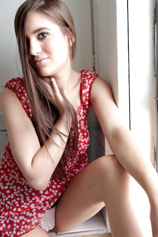16P Morena solo garota Zarena Summers revelando peitos pequenos após o flash da calcinha