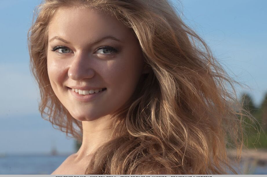 18P Beach babe Patritcy Uma revelando pequenos seios adolescentes ao ar livre para fotos glamorosas