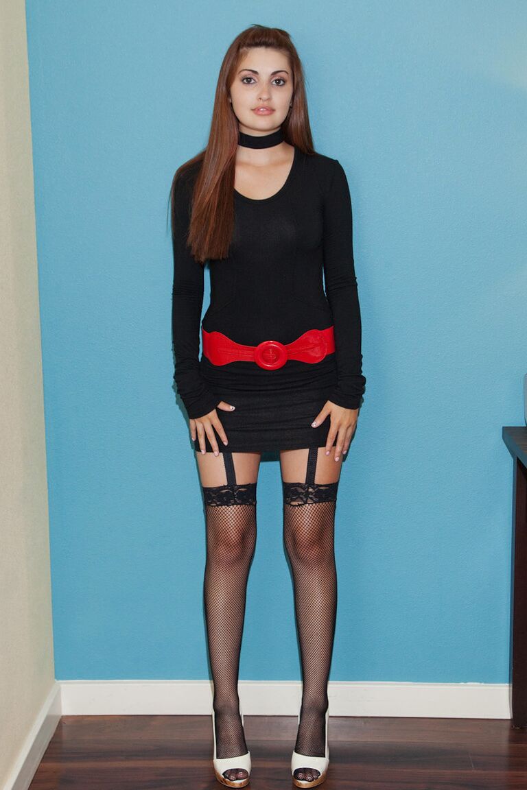 11P A linda adolescente Jade Couture levanta o vestido
