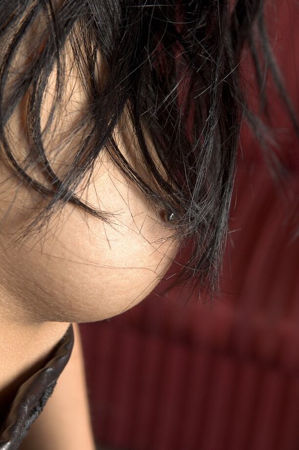 21P Schlampe in sexy schwarzen Stiefeln Gia Paloma masturbiert, während sie eine Zigarette raucht