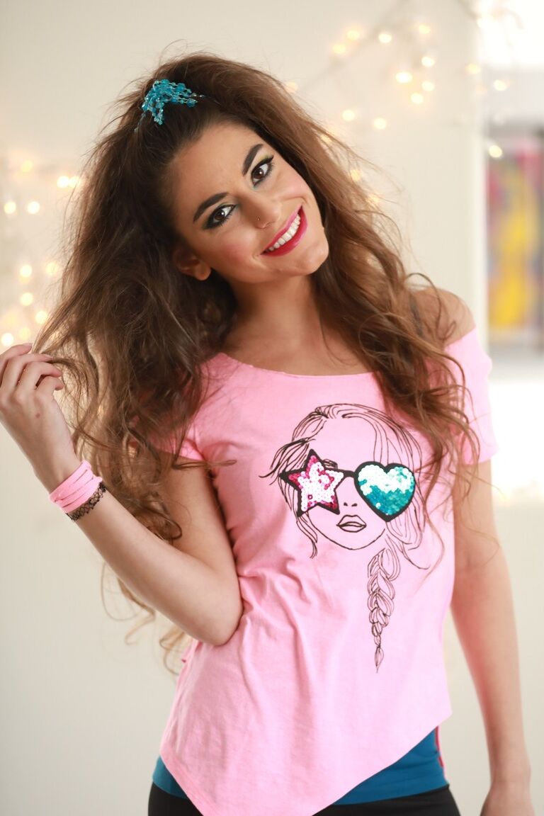 17P A pornstar natural Arielle Faye ficando nua e exibindo seu corpo magro