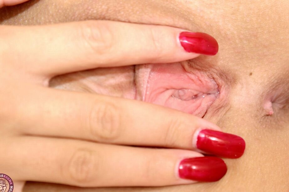 16P Nena sexy y caliente con un coño hambriento de polla se complace con una provocación