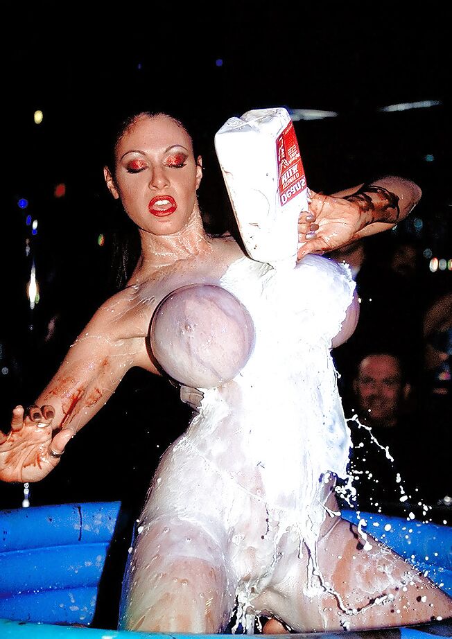 16P La MILF tetona Crystal Gunns se quita el traje de vaquera en un club de striptease
