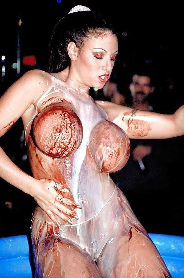 16P La MILF tetona Crystal Gunns se quita el traje de vaquera en un club de striptease