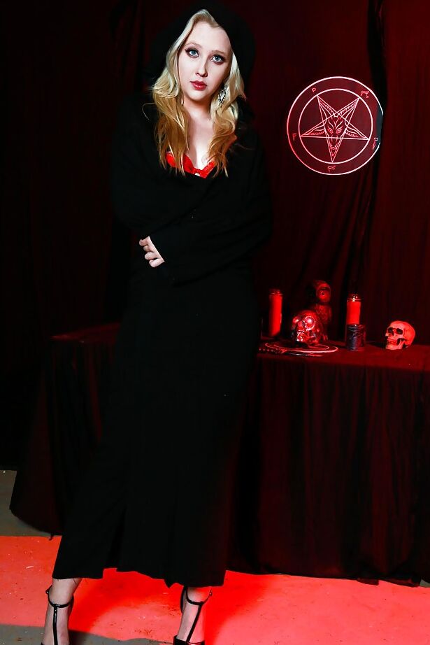 16P A estrela pornô Samantha Rone liberando peitos minúsculos do sutiã enquanto adorava Satanás